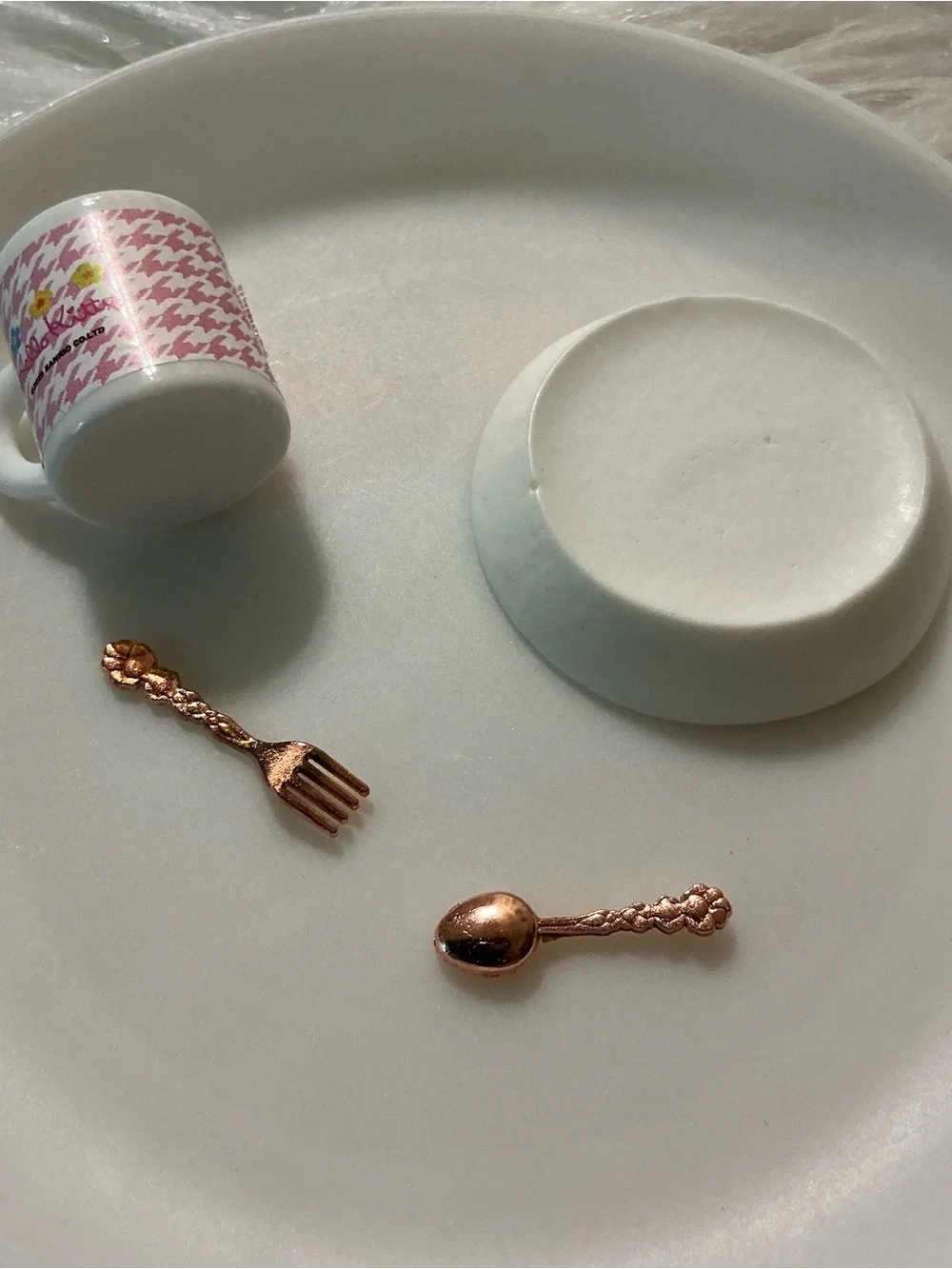 Mini kitty with bow plate, mug, utensils dollhouse accessories